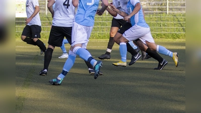 Am, Samstag veranstaltet der Rotary Deutschland in Vaterstetten eine Wohltätigkeitsveranstaltung der besonderen Art: ein Fußballturnier mit vielen Prominenten.  (Foto: Anne Wild)
