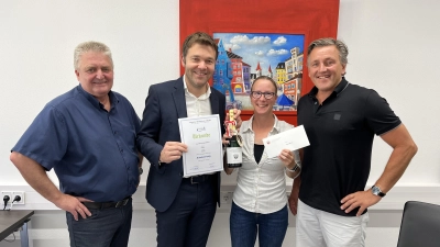 Johann Fischer, Leiter der Personalabteilung, Erster Bürgermeister Maximilian Mader, Stefanie Wehrli-Merita und Rostislav „Slava“ Zinitch, Leiter der Bäderbetriebe (Foto: Stadt Moosburg)