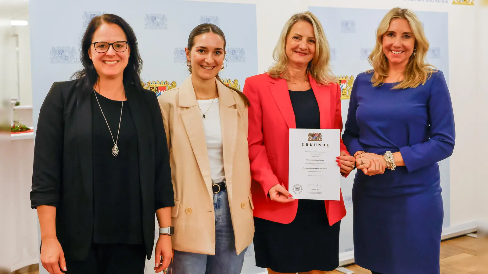 Von links: Lehrerin Stefanie Wenzel, Schulpsychologin Veronika Garnreiter und Schulleiterin Betina Mäusel vom Gymnasium Unterföhring mit Kultusministerin Anna Stolz (rechts). (Foto: StMUK/Alexandra Beier)