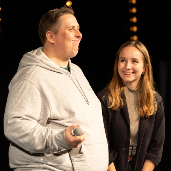 Die Moderation des Poetry-Slam-Abends übernehmen Ko Bylanzky und Alexandra Heidel. (Foto: Nikolas Keckl)