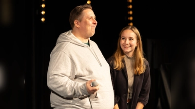 Die Moderation des Poetry-Slam-Abends übernehmen Ko Bylanzky und Alexandra Heidel. (Foto: Nikolas Keckl)