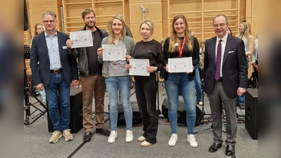 Kümmern sich um künftige Fachkräfte: Schulleiter Rainer Sonnleitner, Christian Empl (Tagwerkladen), Lisa Schneider (Stadtwerke Dorfen), Alina Kraus (Edeka), Johanna Auer (Schreiner-Group) und Bürgermeister Heinz Grundner (von links). (Foto: Josef Hartwich)