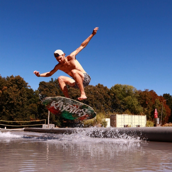 Skimboarding ist eine Mischung aus Skateboarding und Surfen. (Foto: Skim Homies)