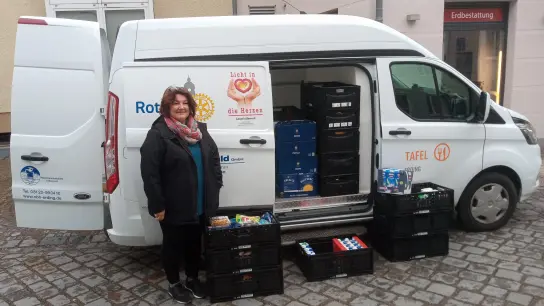261 Kilogramm Lebensmittel konnte die Vorsitzende des Pfarrgemeinderates Sankt Johannes Birgit Jöbstl überreichen. (Foto: Pfarrgemeinderat St. Johannes)