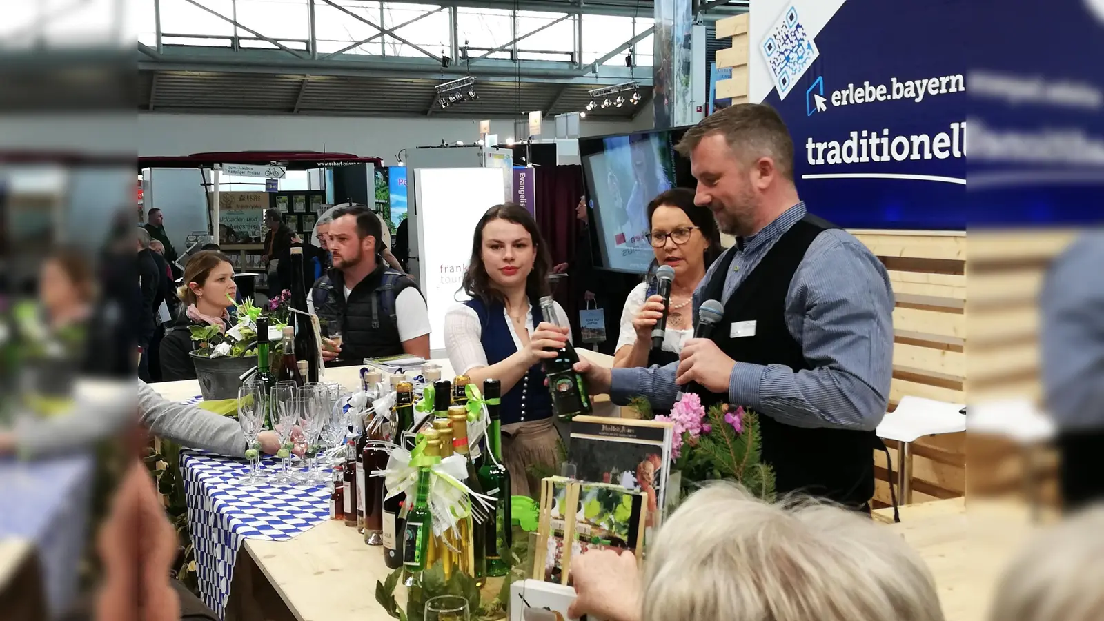 Landkreis und Stadt Freising auf der free: Neben vielen Informationen können die Besucher die Region Freising auch „erschmecken“, zum Beispiel durch den Hopfen-Secco aus Au. (Foto: LRA Freising)