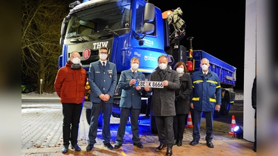 Vor kurzem wurden zwei Fahrzeuge des THW Markt Schwaben im Beisein von Landrat Robert Niedergesäß gesegnet. (Foto: THW/Marcel Holler)