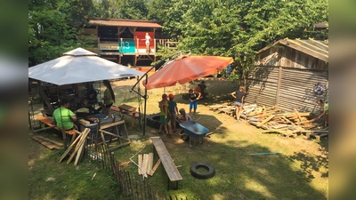 Der Abenteuerspielplatz Sebaldhaus verwandelt sich in den Ferien in ein Steinzeitdorf. (Foto: Freising/Stadtjugendpflege)