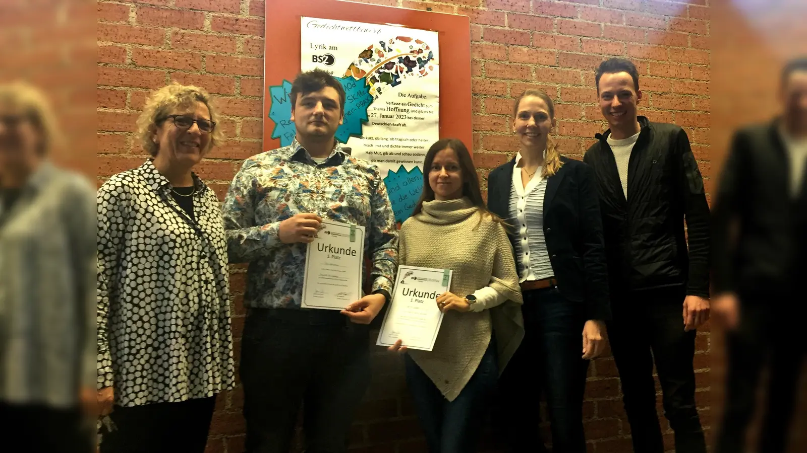 Im Bild von links: Frau Ingrid Link (Stellvertretende Schulleitung), Frau Verena Franke (Fachbetreuerin Deutsch) und Herr Raphael Dick (Jury-Mitglied) mit den Gewinnern. (Foto: Berufsschule Freising)