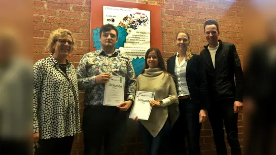 Im Bild von links: Frau Ingrid Link (Stellvertretende Schulleitung), Frau Verena Franke (Fachbetreuerin Deutsch) und Herr Raphael Dick (Jury-Mitglied) mit den Gewinnern. (Foto: Berufsschule Freising)