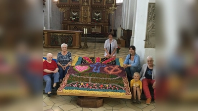 Die „Zupfer“ und „Leger“ der Kolpingsfamilie Erding mit ihrem fertigen Blumenteppich anlässlich der Fronleichnamsprozession. (Foto: Kolpingsfamilie Erding)