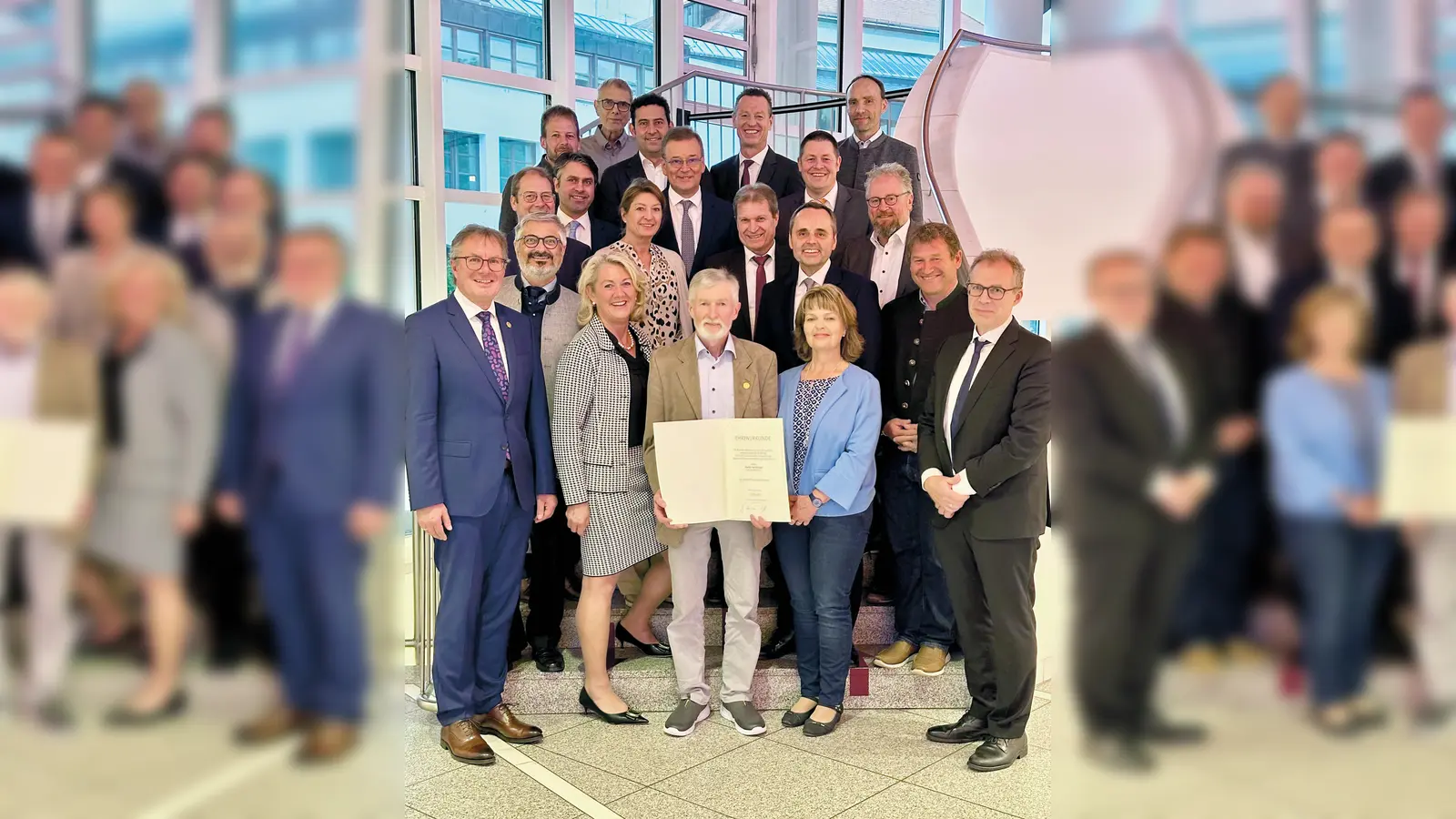 Vorstands- und Aufsichtsratsmitglieder freuen sich über die beschlossene Fusion. (Foto: VR-Bank Erding)