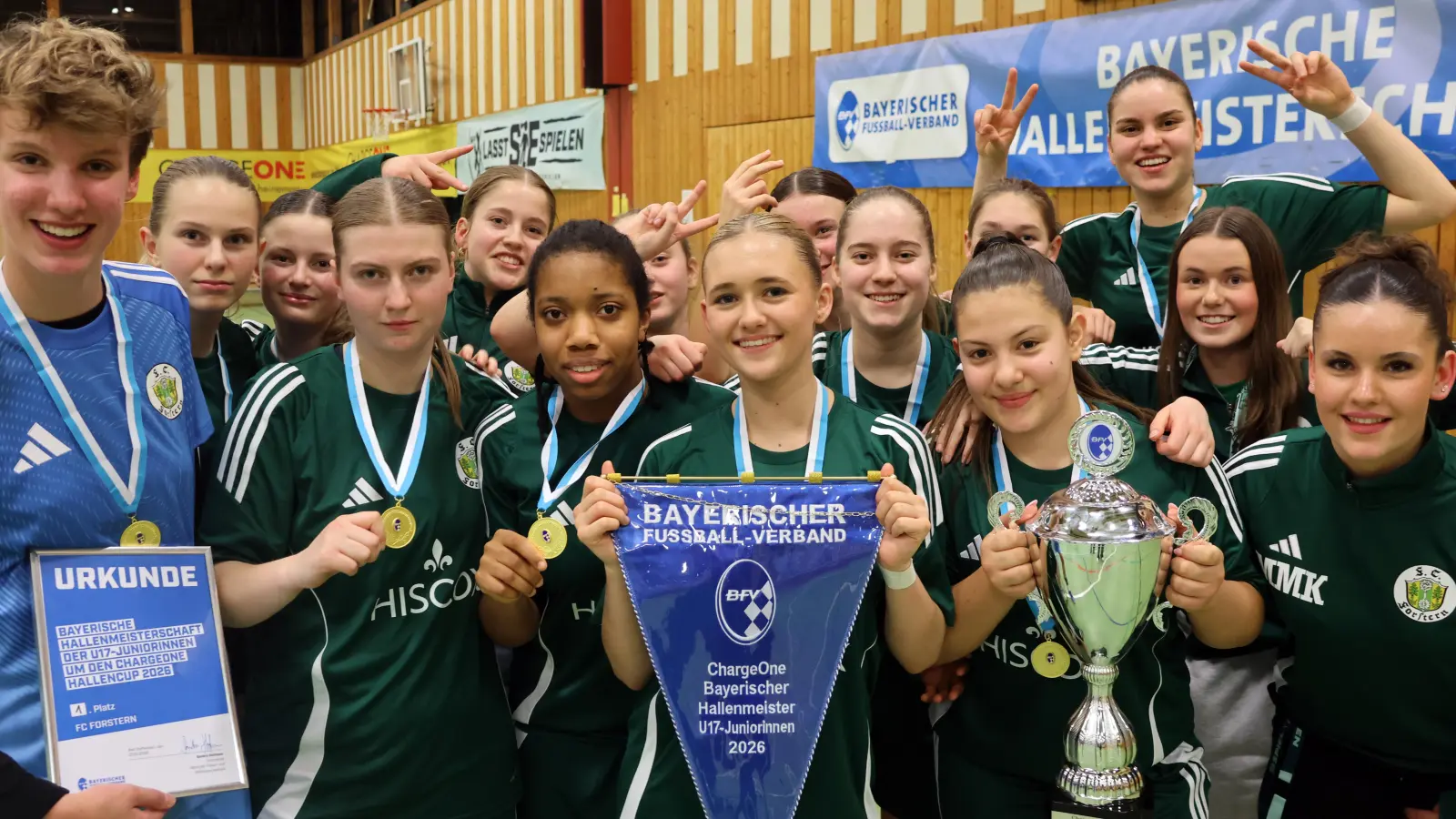 Der Pokal geht in den Landkreis Erding: Die U17-Juniorinnen des FC Forstern sind zum zweiten Mal Bayerische Hallenmeisterinnen.  (Foto: Kendra Altmann/BFV)