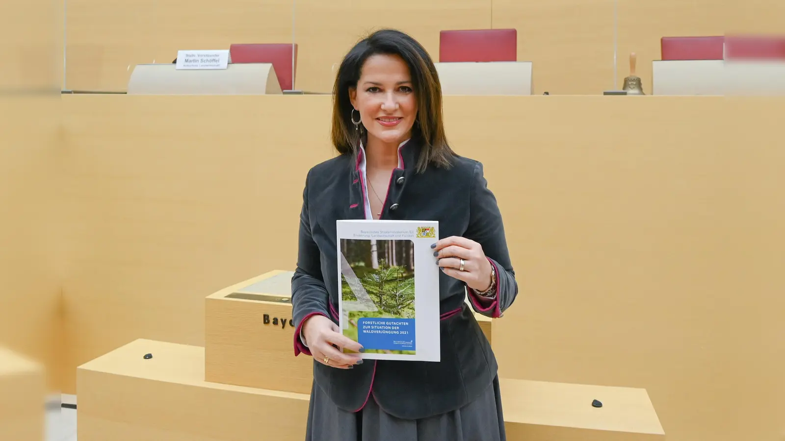 Forstministerin Michaela Kaniber stellte das „Forstlichen Gutachten zur Situation der Waldverjüngung 2021“ im Bayerischen Landtag vor. (Foto: Pia Regnet / StMELF)