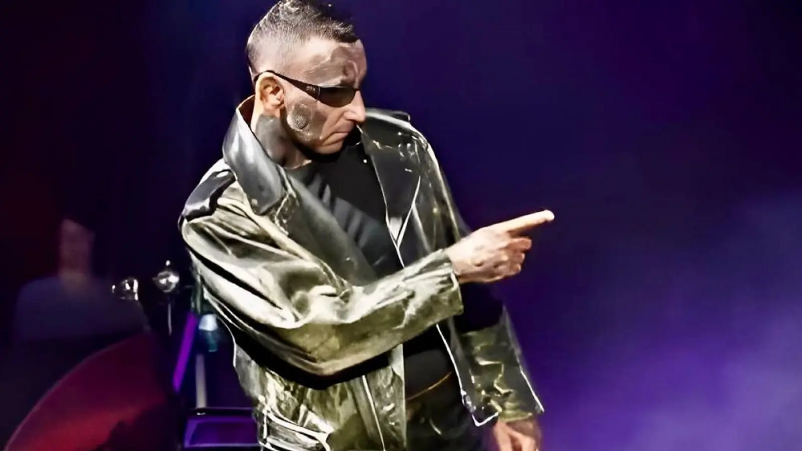 Mit seiner kuriosen Show tritt Mr. Extrem bei der Tattoo Convention auf. (Foto: Hänsel)