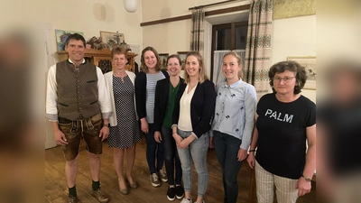 Die neue Vorstandschaft (v.l.) Christian Satzl, SVLFG, Sabine Berger, Beisitzerin Katharina Angermaier, neue Ortsbäuerin Anna Selmair, stellvertretende Ortsbäuerin Theresa Lang, Beisitzerinnen Veronika Widl und Lotte Haindl. (Foto: Privat)