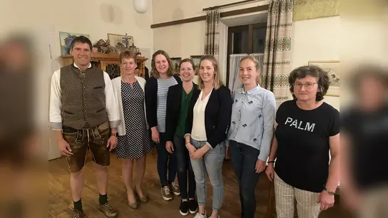 Die neue Vorstandschaft (v.l.) Christian Satzl, SVLFG, Sabine Berger, Beisitzerin Katharina Angermaier, neue Ortsbäuerin Anna Selmair, stellvertretende Ortsbäuerin Theresa Lang, Beisitzerinnen Veronika Widl und Lotte Haindl. (Foto: Privat)