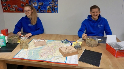 Sternsingerpäckchen herrichten – eine Menge Arbeit für Carina Uebe (links) und Florian Troffer (rechts) (Foto: Markus John)