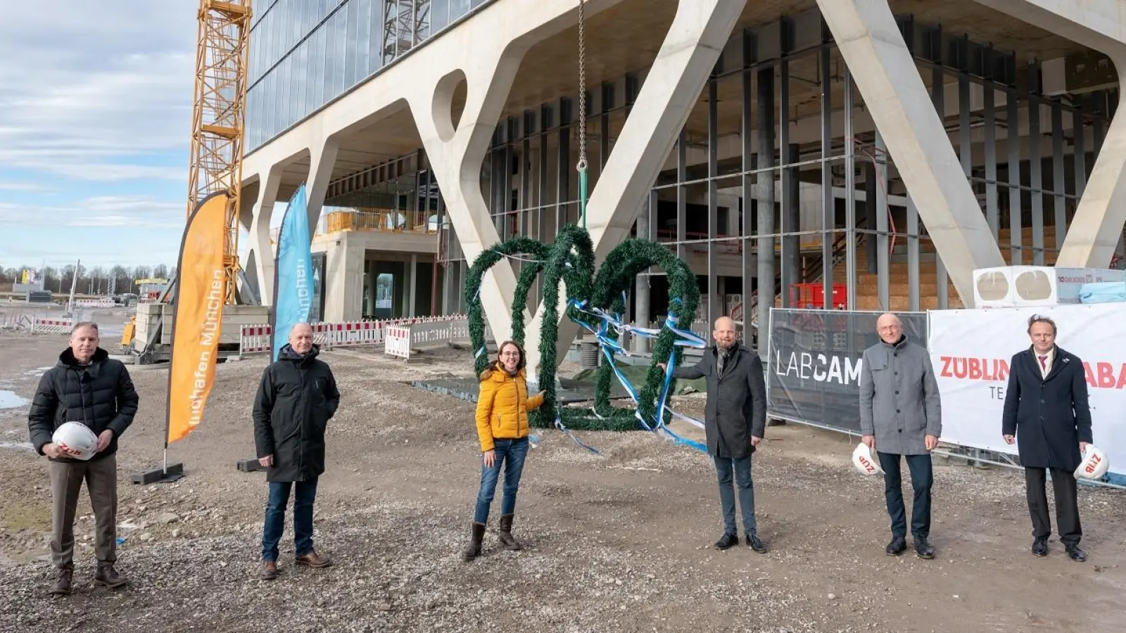Die Verantwortlichen rund um Flughafenchef Jost Lammers (2. v. li.) beim symbolischen Richtfest an der Baustelle. (Foto: FMG/Stephan Goerlich)