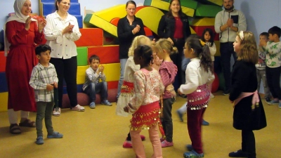 Inklusive und multikulturelle Tradition in Moosburger Kindergarten: InKiMo feiert türkisches Kinderfest Bayram.<br><br>  (Foto: InKiMo)
