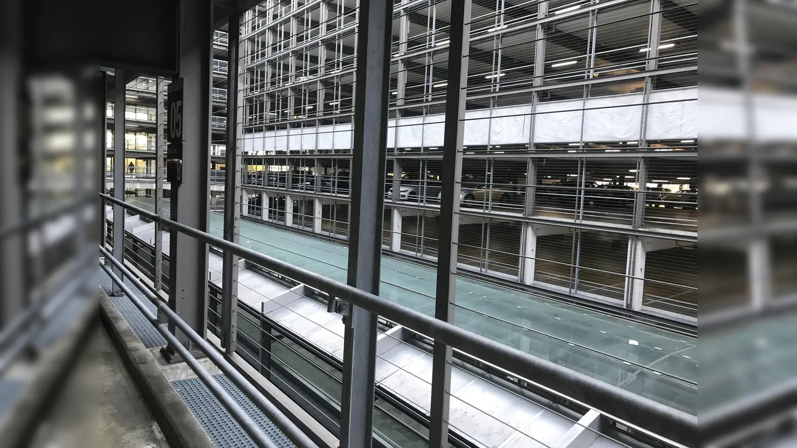 Parken am Flughafen München muss nicht teuer sein! (Foto: cba)