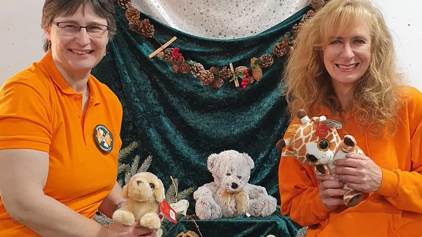 Tierschutzengel wie Hildegard Wälde (l.) und Annette Thuma bringen ersteigerte Weihnachts-Sets direkt nach Hause. (Foto: Tierschutzverein Freising)