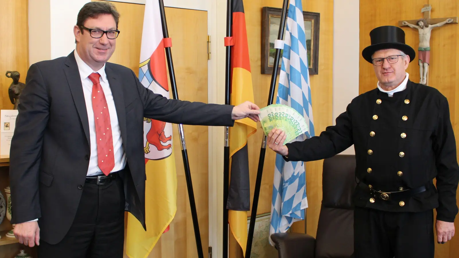 Landrat Martin Bayerstorfer und Kaminkehrerobmann Peter Bauer (re.) bei der Spendenübergabe zugunsten der Bürgerstiftung Erding.<br> (Quelle: LRA)