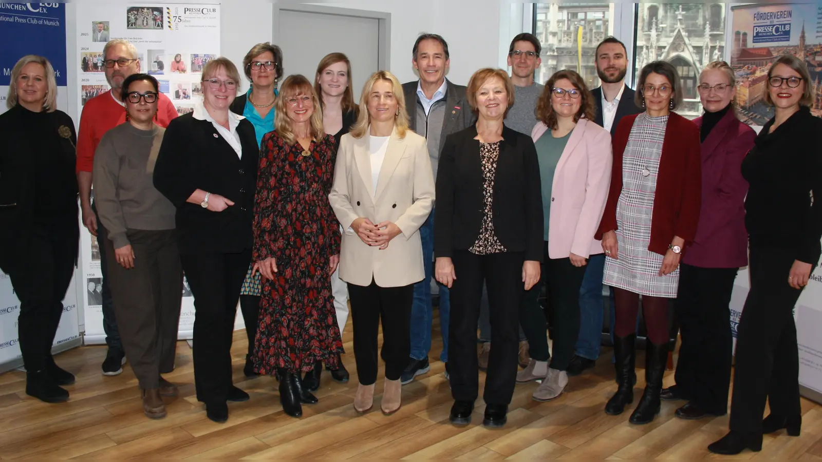 Das Schweigen brechen (von links): Inken Tremel (Koordinierungsstelle gegen häusliche und sexualisierte Gewalt), Andreas Schmiedel (Münchener Informationszentrum für Männer), Hasret Aydin (Wildwasser e.V.), Steffo Irmscher-Grothen (BRK Erding), Susanne Pfisterer-Haas (Soroptimist International), Eva Schießl (RBS Stadt München), MdB Carmen Wegge, VdK-Präsidentin Verena Bentele, Heinrich Traublinger (Bäcker-Innung), Susanne Stegmaier (Kommunale Gleichstellungsbeauftragte Landkreis Landsberg), Roman Sodenkamp (Kinderschutz München, KIBS), Manuela Soller (Amyna e.V.), Simon Tica (Diakonie Rosenheim), sowie Tanja Plach, Romy Stangl und Alexandra Kugge (alle One Billion Rising e.V.). (Foto: job)