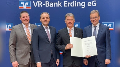 Der geehrte Reinhold Lindner (2.v.r.) mit den Bankvorständen. (Foto: red)