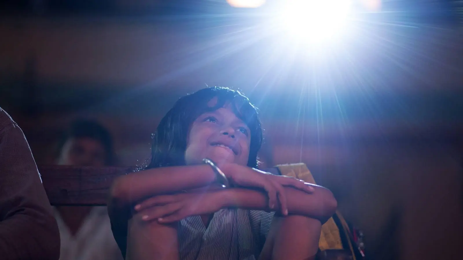 Regisseur Pan Nalin erzählt in dem Cinephilgood-Drama „Das Licht, aus dem die Träume sind“ die Geschichte des Jungens Samay. (Foto: VA)