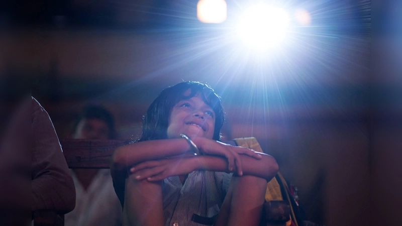 Regisseur Pan Nalin erzählt in dem Cinephilgood-Drama „Das Licht, aus dem die Träume sind“ die Geschichte des Jungens Samay. (Foto: VA)