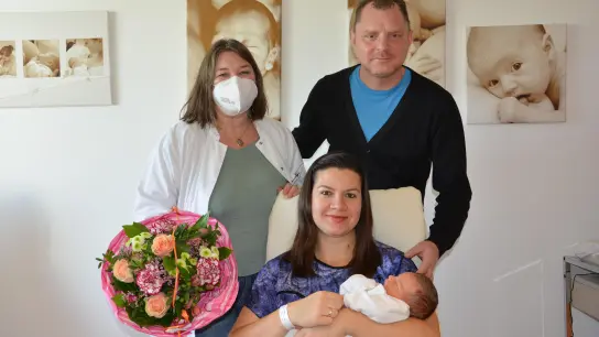 Irene Brotsack, Oberärztin für Gynäkologie und Geburtshilfe (li.), gratulierte den Eltern stellvertretend für die gesamte Belegschaft zum neuen Familienmitglied (Foto: LRA)