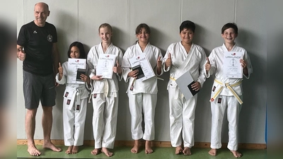 Prüfer und Erster Vorsitzender Christian Martin mit den bei der Gürtelprüfung erfolgreichen Kindern. (Foto: SC Eching)