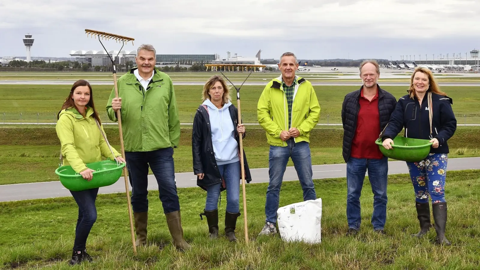 Das Team um Dr. Josef Schwendner, Leiter Konzernbereich Recht, Gremien, Compliance und Umwelt (2.v.l.) und Herrmann Blomeyer, Leiter der Umweltabteilung (4.v.l.), säte am Aussichtshügel für mehr Pflanzenvielfalt. (Foto: FMG/ATF)