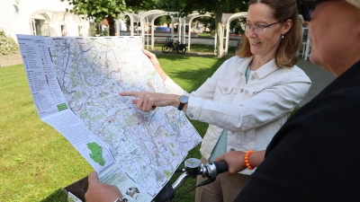 Die neue Radkarte: „Von Genuss bis Sport: Die überarbeitete Radkarte bietet 20 interessante Tourenvorschläge rund um Freising” freut sich Tourismusreferentin Martina Mayer (l.).<br>  (Foto: LRA Freising)