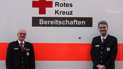 Für weitere vier Jahre im Amt bestätigt wurden Stefan Wythe (li.) als BRK-Kreisbereitschaftsleiter und Stefan Hufschmid als Erster Stellvertreter. (Foto: BRK)