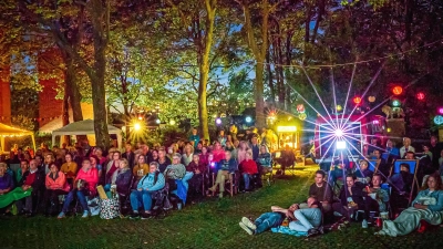 Wenn die Sonne untergeht, geht in Markt Schwaben Anfang September die Leinwand an! (Foto: AKK)