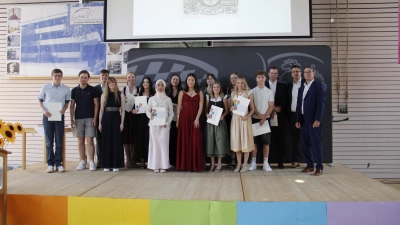 Den Anerkennungspreis des Landkreises überreichten Kreisrat Rudi Waxenberger (r.) und Schulleiter Christian Käser (2.v.r.) an (v.l.): Rene Donjon, Alexander Heindl, Simon Busl, Sarah Winkler, Antonia Fischbach, Melanie Brümmer, Dela Aryani, Diana Shygaieva, Elena Gramelsberger, Ekaterina Mosina, Simone Haban, Marina Seidel, Lena Maier, Nils Schmieger und Hannes Scharlach. (Quelle: Staatliches Berufliches Schulzentrum Erding )