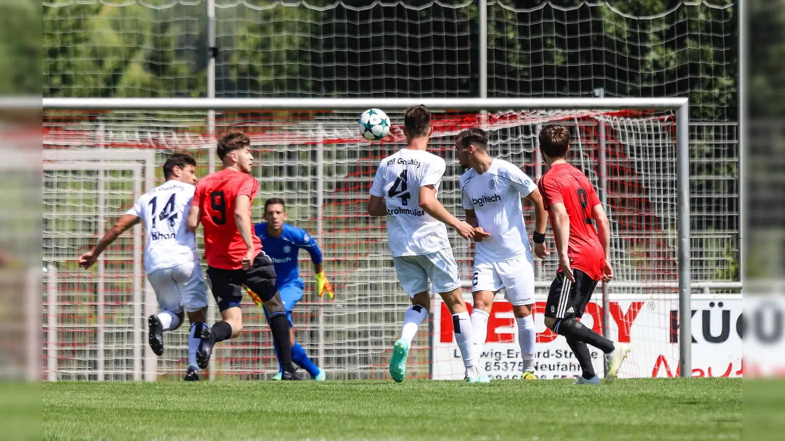 VfB Hallbergmoos (rot) gegen VfR Garching: Was im Sommer 2020 ein Testspiel war, ist in der kommenden Saison erstmals ein Duell in der Bayernliga Süd. (Foto: Christian Riedel)