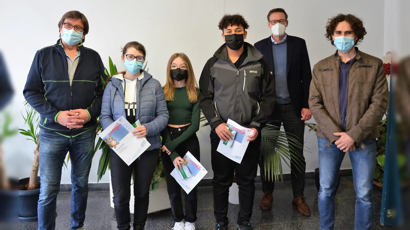 Lob gab es für die erfolgreichsten Teilnehmer: Sophie Huber (Mitte), Adrianna Wasiak (2.v.l.) und Kilian Vieira da Cruz (4.v.l.). Mit von der Partie: Schulleiter Wolfgang Korn (2.v. r.), Systembetreuer Johannes Haubenberger (r.), und IT-Fachleiter Peter Hagl (l.). (Foto: Kastulus-Realschule)