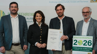 Maximilian Gaissmaier, Staatsministerin Michaela Kaniber, Matthias Gaissmaier und Dietmar Lindner, Präsident des VGL Bayern. (v.l.) (Foto: Flo Huber/StMELF)