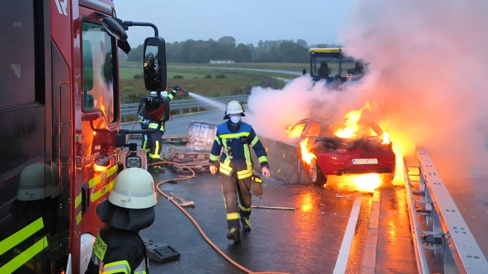 Die Rauchsäule des in Brand geratenen Pkw war weithin zu sehen. (Foto: FFW Freising)