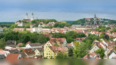 Mit diesem Blick über Freising laden die HSWT und die Stadt Freising zum Fotowettbewerb „Mein Lieblingsort in Freising“ für Hochschulangehörige ein. <br>  (Foto: Herbert Bungartz / Grafik: HSWT)
