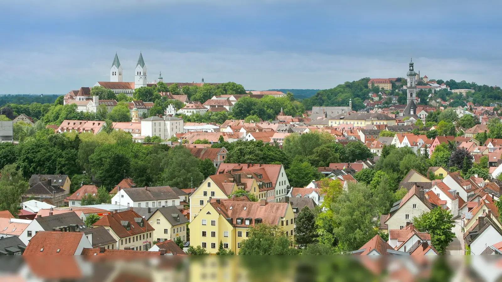 Mit diesem Blick über Freising laden die HSWT und die Stadt Freising zum Fotowettbewerb „Mein Lieblingsort in Freising“ für Hochschulangehörige ein. <br>  (Foto: Herbert Bungartz / Grafik: HSWT)