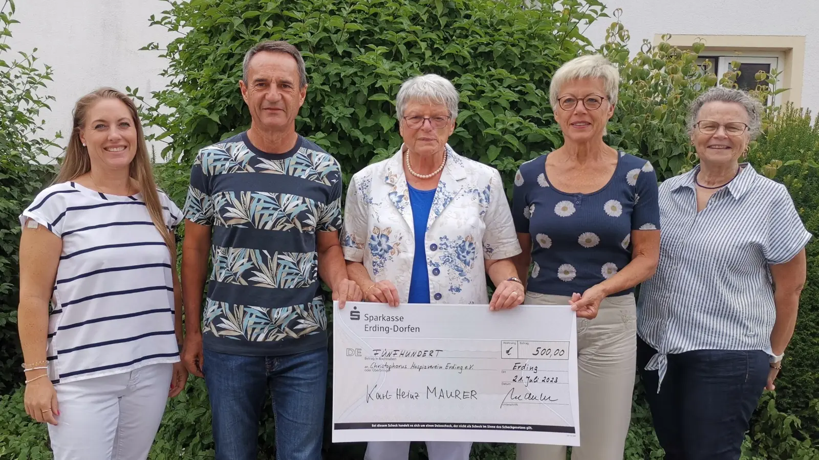 Statt Geschenken gab es eine Spende an Hospizverein: Karl-Heinz Maurer mit seiner Frau Josefine bei der Scheck-Übergabe.<br> (Foto: red)