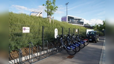Die MyRadl-Station an der O2-Surftown in Hallbergmoos - direkt danaben ist die MVV-Bushaltstelle. (Foto: bro)