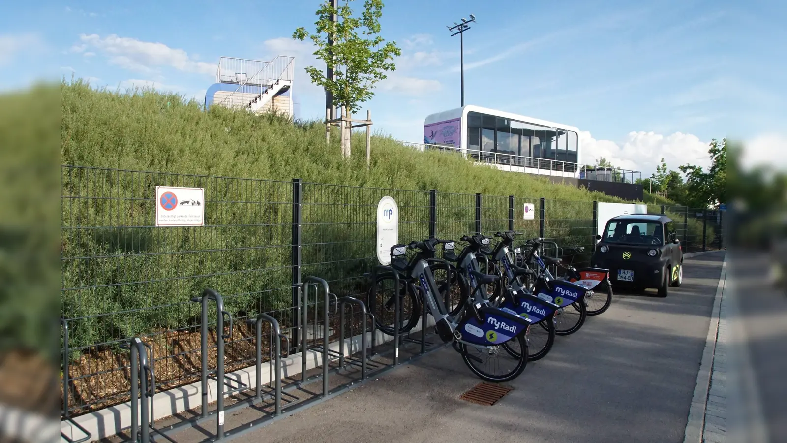 Die MyRadl-Station an der O2-Surftown in Hallbergmoos - direkt danaben ist die MVV-Bushaltstelle. (Foto: bro)