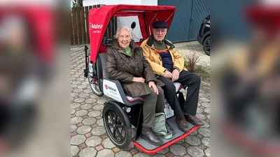 Die Eltern von Peter Schlegel, ehrenamtlicher Rikscha-Fahrer der Malteser Erding, genossen am Karfreitag eine abwechslungsreiche Fahrt durch die Stadt. (Foto: privat)