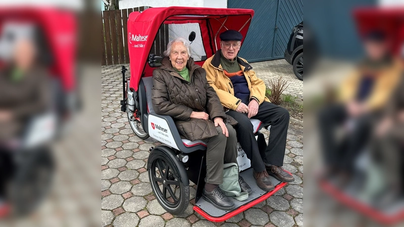 Die Eltern von Peter Schlegel, ehrenamtlicher Rikscha-Fahrer der Malteser Erding, genossen am Karfreitag eine abwechslungsreiche Fahrt durch die Stadt. (Foto: privat)