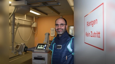 Dr. Marco Heinz, Chefarzt der Radiologie der Kreisklinik Ebersberg, vor einem mobilen und einem fest installierten Röntgengerät. (Foto: Kreisklinik)