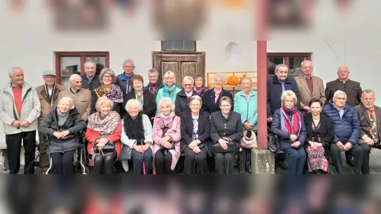Der Jahrgang 1941/42 der Grafinger Volksschüler beim 10.Klassentreffen im September 2022 auf dem Schloss Elkofen.  (Foto: Otto Hartl)